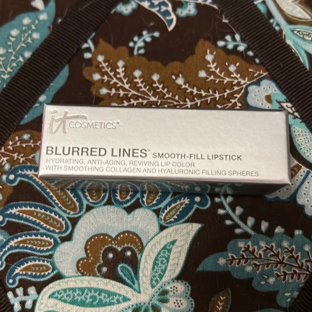 It Cosmetics Blurred Lines Smooth Fill Lipstick Je Ne Sais Quoi